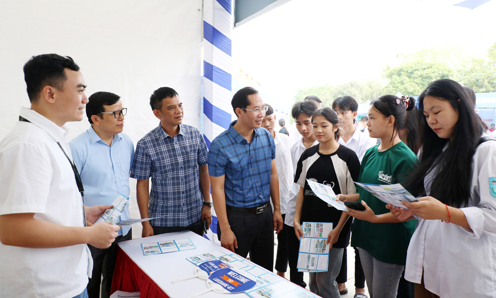 Bac Giang attracts human resources for business